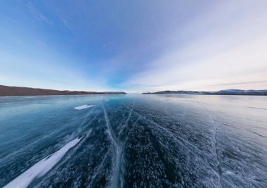 Çatlaklar, s bulutlu hava Deniz Baykal in Blue Ice kaplı