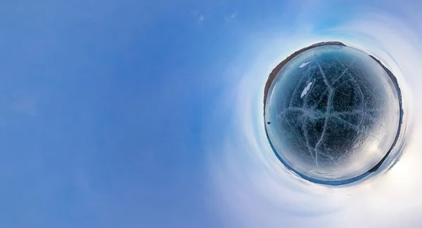 バイカル湖の青氷が亀裂、s で曇りの天候で覆われて — ストック写真