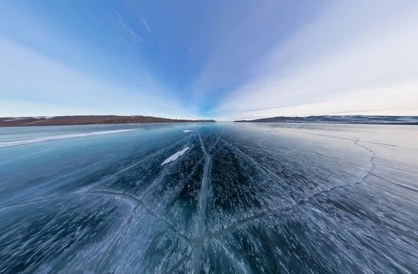 Gelo azul do Lago Baikal coberto com rachaduras, tempo nublado em s — Fotografia de Stock