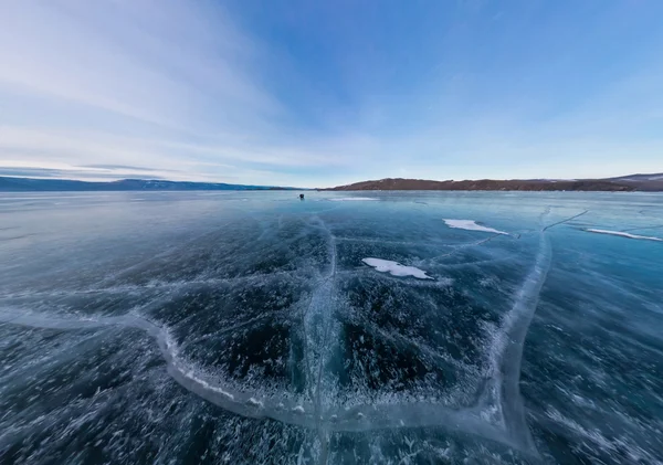 Blaues Eis des Baikalsees mit Rissen bedeckt, trübes Wetter bei — Stockfoto