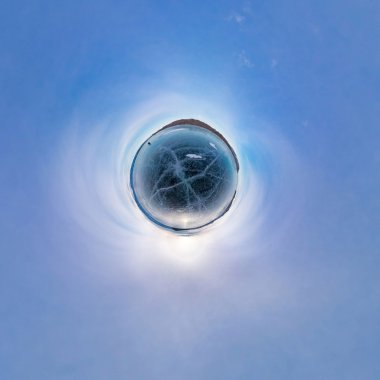 Çatlaklar, s bulutlu hava Deniz Baykal in Blue Ice kaplı