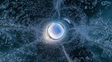 Çatlaklar, s bulutlu hava Deniz Baykal in Blue Ice kaplı