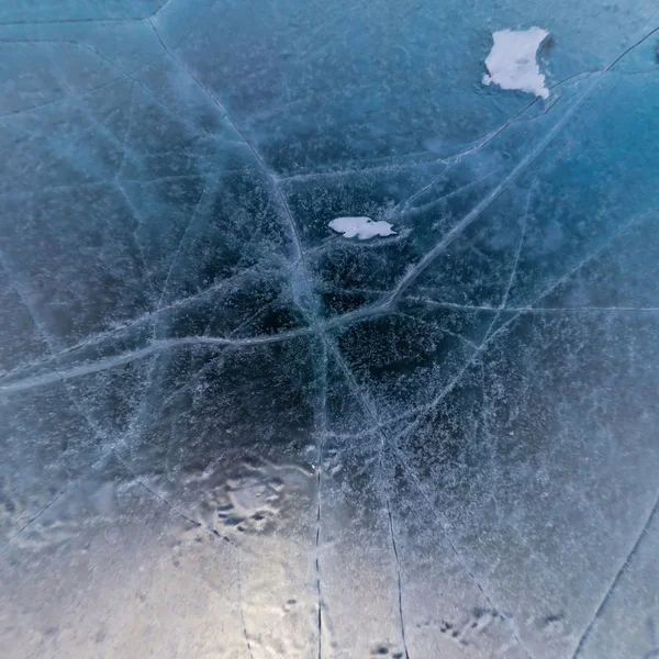 Blauw ijs van het Baikalmeer bedekt met scheuren, bewolkt weer op s — Stockfoto
