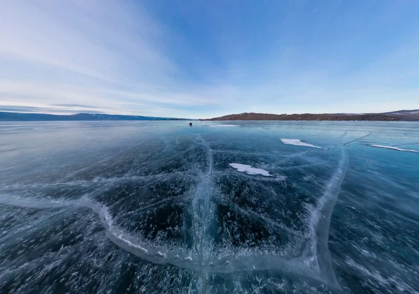 Ghiaccio blu del lago Baikal coperto di crepe, tempo nuvoloso a s — Foto Stock