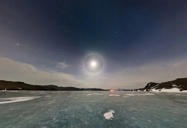 Halo місяць у нічному небі над льодовикового озера Байкал. Stereographic p — стокове фото