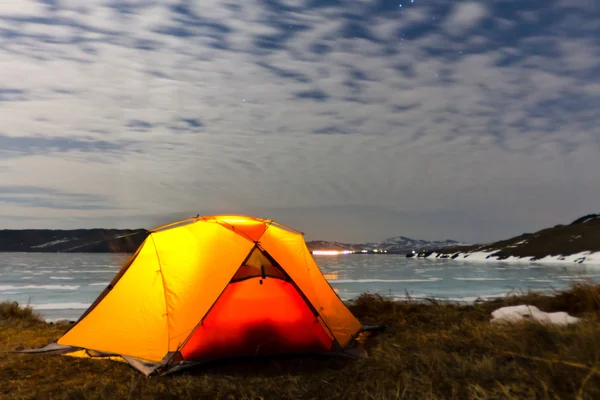 Tente jaune la nuit sur le rivage du Baïkal en hiver — Photo