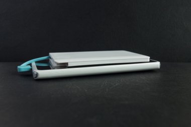 Siyah arka plan üzerinde güç banka ile şarj Smartphone