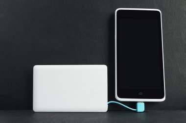 Siyah arka plan üzerinde güç banka ile şarj Smartphone