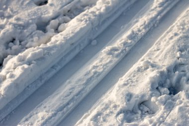 kar arka plan üzerinde kayak iz