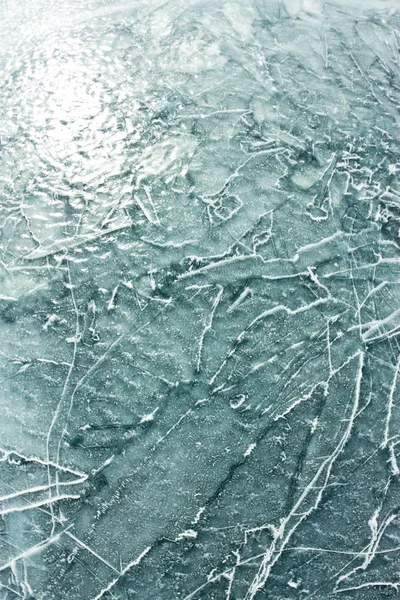 Il modello di crepe sul ghiaccio blu del lago Baikal — Foto Stock