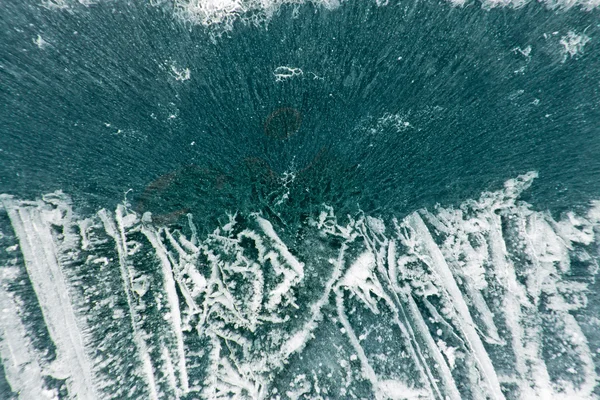 O padrão de rachaduras no gelo azul do Lago Baikal — Fotografia de Stock