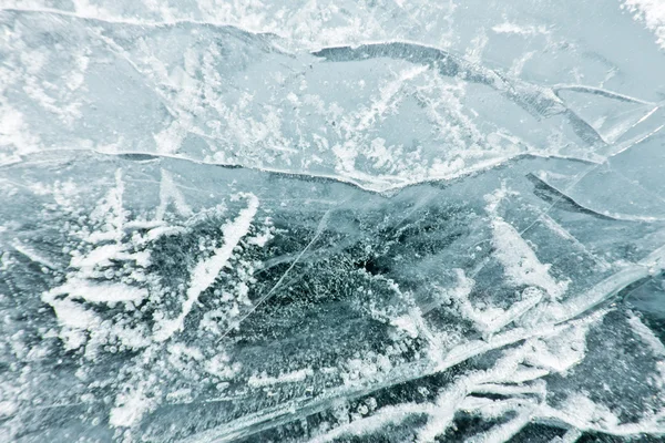 Il modello di crepe sul ghiaccio blu del lago Baikal — Foto Stock