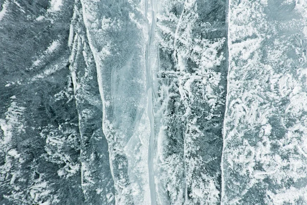 Het patroon van de scheuren op het blauwe ijs van het Baikalmeer — Stockfoto