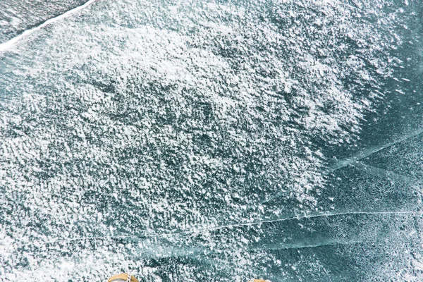 Il modello di crepe sul ghiaccio blu del lago Baikal — Foto Stock