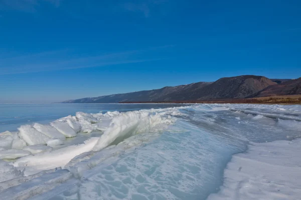 Голубой лед Байкальского озера — стоковое фото