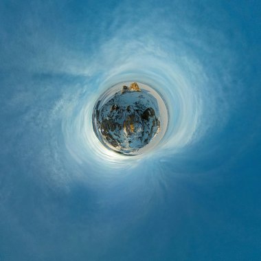 Rock Shamanka şafak. Olkhon, Baykal Gölü