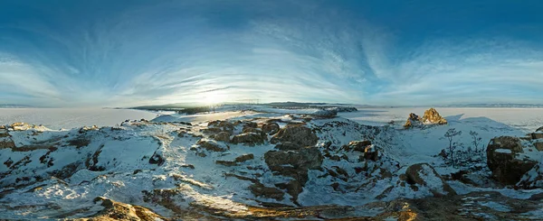 Dawn on the rock Shamanka. Olkhon, Lago Baikal — Fotografia de Stock