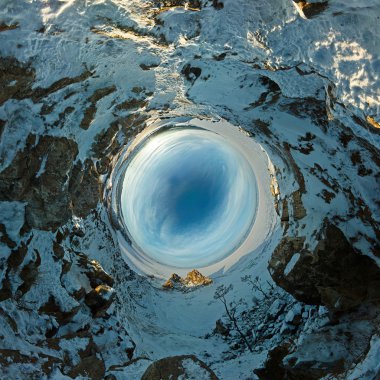 Rock Shamanka şafak. Olkhon, Baykal Gölü