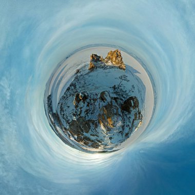 Rock Shamanka şafak. Olkhon, Baykal Gölü