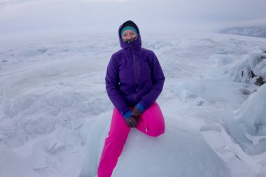 Kız ve Deniz Baykal şeffaf buz içinde belgili tanımlık soğuk