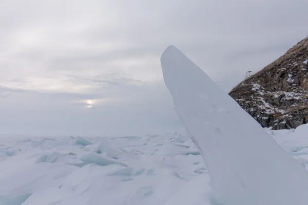 Gelo cinzento do Lago Baikal em tempo nublado — Fotografia de Stock