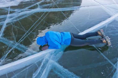 Kız mavi ceketli Baykal Gölü buz üzerinde yalan