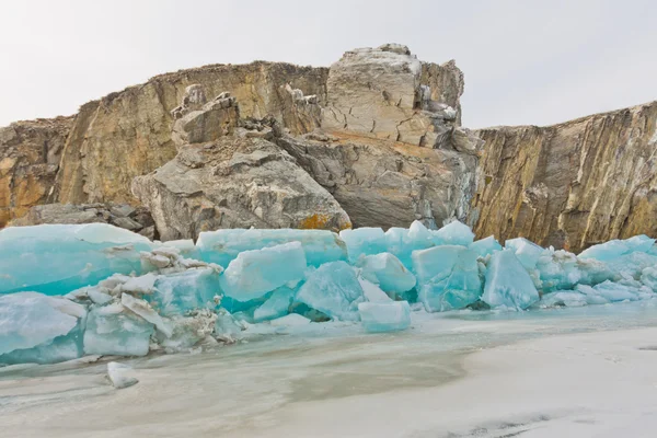 Hummocas de hielo azul en la isla del lago Baikal Ogoy —  Fotos de Stock