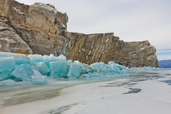 Niebieski Lód kępach w jezioro Bajkał wyspa Ogoy — Zdjęcie stockowe