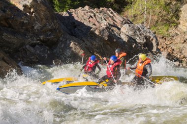 Khara-Murin, Rusya Federasyonu - 28 Mayıs. Khara-Murin L nehirde rafting