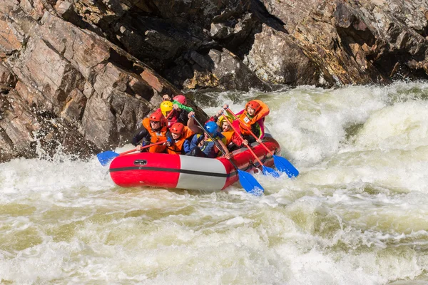 Khara-Murin, Rusia - 28 de mayo. Rafting en el río Khara-Murin L —  Fotos de Stock