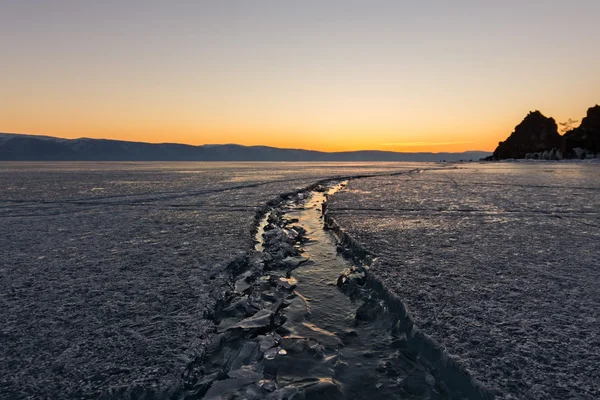 Breiter Riss im Eis des Baikalsees zum Schamanenfelsen — Stockfoto