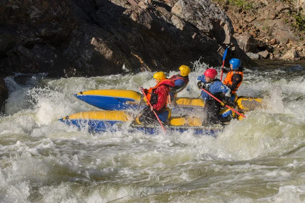 Khara-Murin, Rusya Federasyonu - 28 Mayıs. Khara-Murin L nehirde rafting