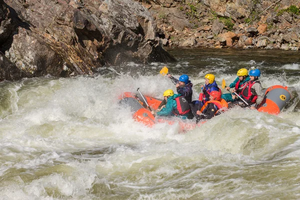 Khara-Murin, Rusya Federasyonu - 28 Mayıs. Khara-Murin L nehirde rafting