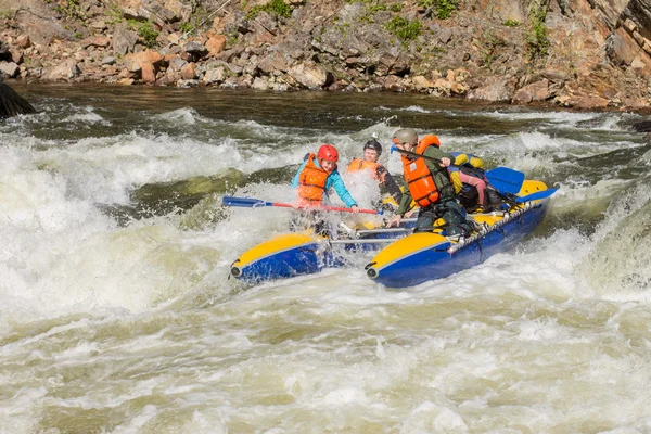 Khara-Murin, Rusia - 28 de mayo. Rafting en el río Khara-Murin L —  Fotos de Stock