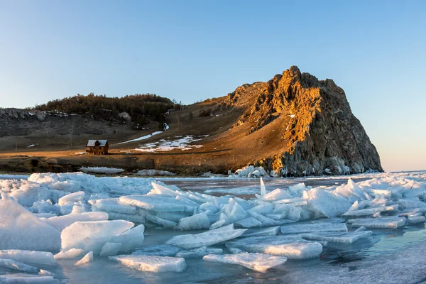 Humildes de hielo sobre un fondo de depresiones del lago y el Cabo Uzury — Foto de Stock