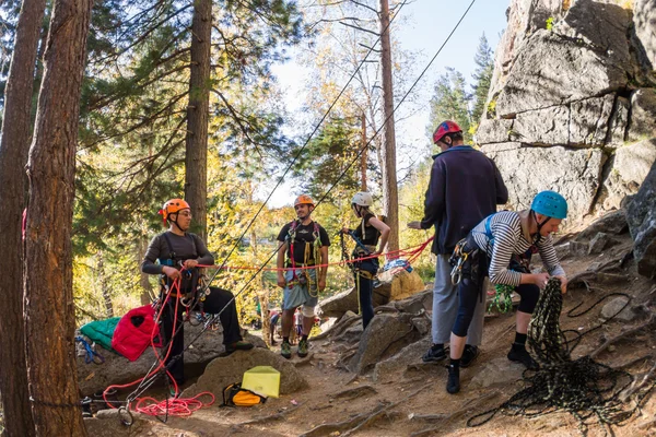 Rocks Vityaz, Irkutsk - Russia in September 2016. The team of cl — Stock Photo, Image