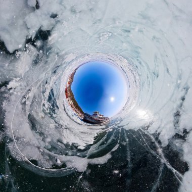 Buz arasında Baykal Gölü kıyısında eski paslı gemide. Stereograp