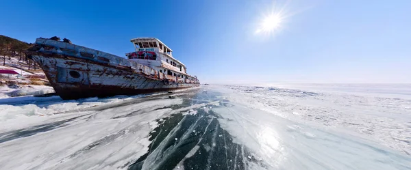 Baykal Gölü kıyısında eski paslı gemide geniş Panoraması 