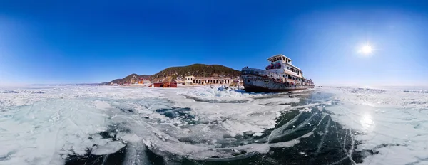 Buz arasında Baykal Gölü kıyısında eski paslı gemide. Panoraması 3