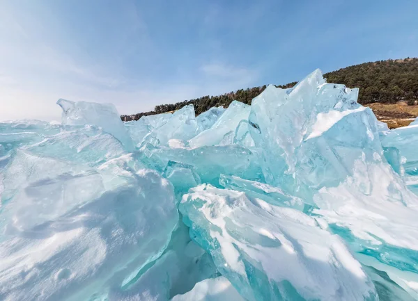 Hummocks de lago de gelo baikal em um formato widescreen esticado — Fotografia de Stock