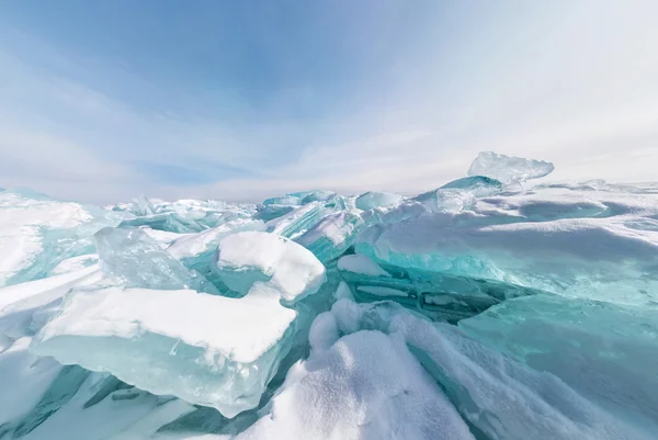 Hummocks de glace de lac baïkal dans un format grand écran étiré — Photo