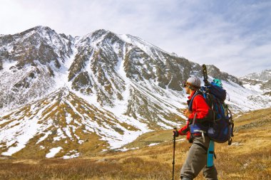 Karlı dağlarda turistik adam sahanın tek başına