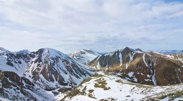 Paisagem dos picos do Sayan Oriental na neve — Fotografia de Stock