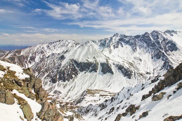 Paisagem dos picos do Sayan Oriental na neve — Fotografia de Stock