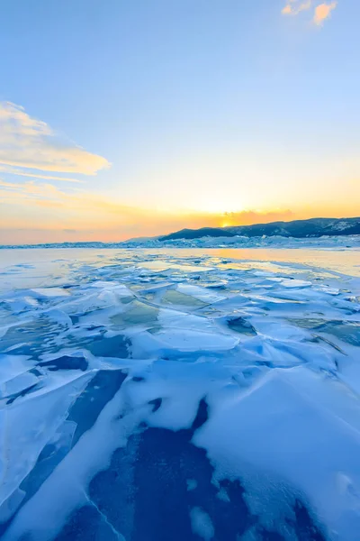 Hummocks azules transparentes El hielo de Baikal está brillando a través de la puesta de sol del crack — Foto de Stock