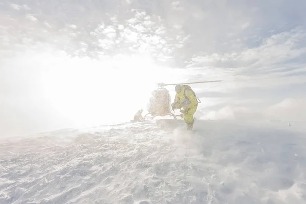 Heliski helicopter takes off in snow powder freeride landed on mountain — Stock Photo, Image