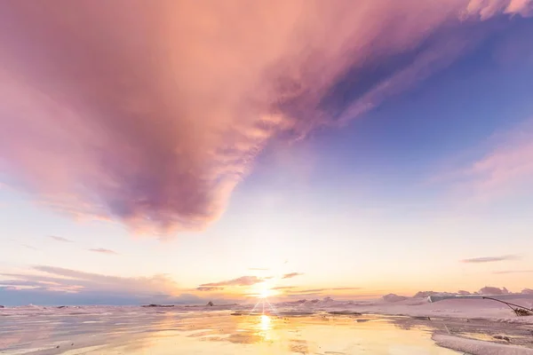 Krajobraz różowy chmury o świcie na przylądku khoboy olkhon wyspa jezioro Bajkał zimą na lodzie z pękniętych i dużych białych pęcherzyków — Zdjęcie stockowe