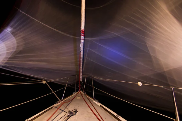 Segel av en yacht i rörelse på fören, lång exponering skytte med oskärpa — Stockfoto