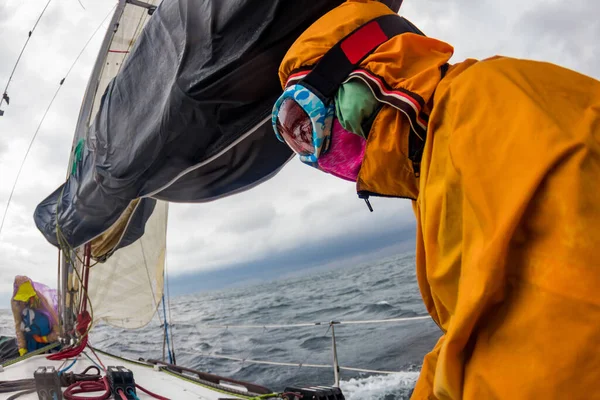 Движение размыто женщины работают со шнуром парусов яхты в трудном штормовом море. Нынешний вид спорта - это яхтинг — стоковое фото