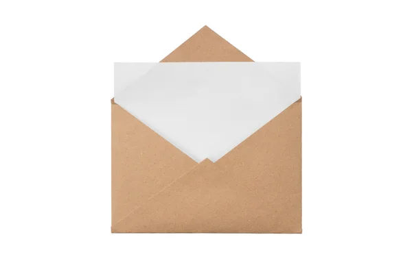 Um envelope de artesanato com uma folha em branco, isolado branco no estúdio — Fotografia de Stock